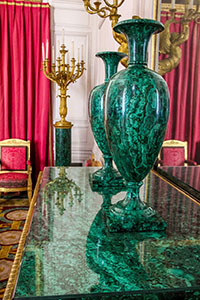 table et vases fabriqués en malachite.